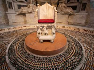 Si tratta della preziosa sedia del Priore, dallo schienale monocuspidato e il cui sedile rosso � retto da colonnine e schiavi, la cui interpretazione rimanda simbolicamente al trionfo della Chiesa sui Saraceni